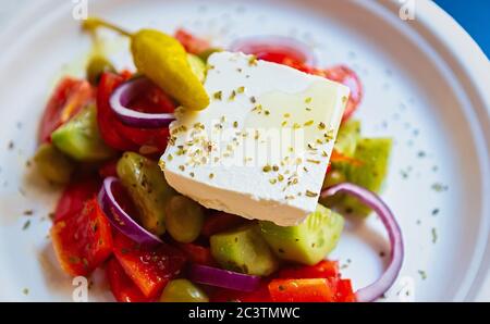 Deliziosa insalata greca cucinata con ingredienti naturali per una sana alimentazione e keto dieta program.Tasty mediterranea prima colazione cibo servito su ricicla Foto Stock