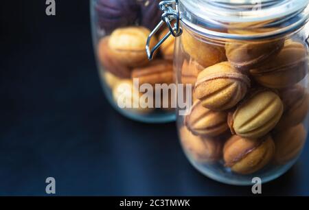 Noci tradizionali russe cotte al forno con latte condensato cucinato in pasticceria cafe per dessert. Deliziosi prodotti da forno in barattolo di vetro tranparetn in pasticceria c. Foto Stock