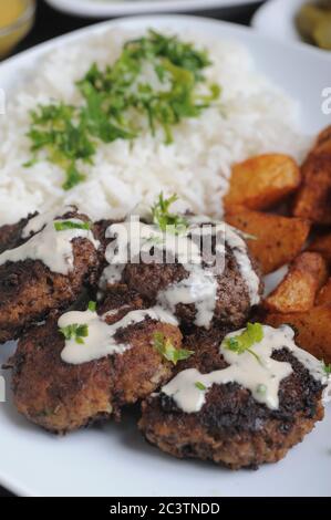 Polpette fritte tritate con Tahini, riso e patate Foto Stock