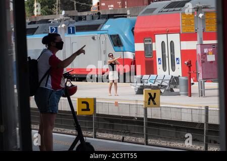 Tel Aviv, Israele. 22 Giugno 2020. Il servizio ferroviario è rinnovato a livello nazionale dopo 89 giorni di sospensione di Coronavirus. È implicita una restrizione di 500 passeggeri per treno e i pendolari sono tenuti a prenotare il passaggio in anticipo per prevenire un'ulteriore diffusione del COVID-19, poiché il tasso di infezione si rinnova con un picco nelle ultime settimane. Credit: NIR Alon/Alamy Live News Foto Stock
