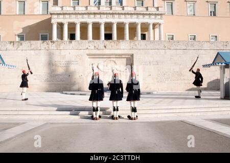 Cerimonia del cambio della guardia, edificio del Parlamento, Piazza Syntagma, Atene, Grecia Foto Stock