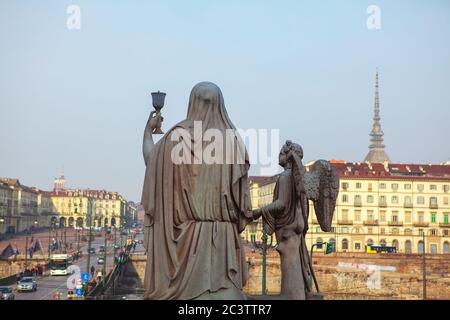 Statua della Santa Madre e dell'Angelo a Torino , Vista dalla Chiesa Cattolica della Parrocchia Gran Madre Foto Stock