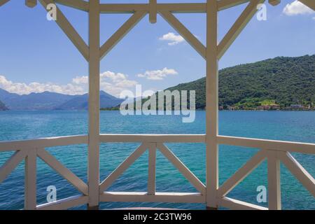 Vista sul lago d'Iseo dal molo. Sarnico, Lombardia, Italia Foto Stock