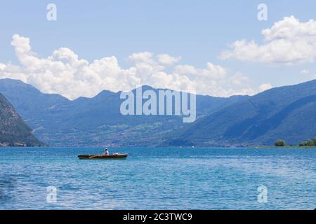 Barca sul lago d'Iseo, Italia Foto Stock