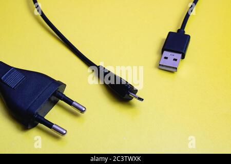 Primo piano collegamento e usb su sfondo giallo Foto Stock