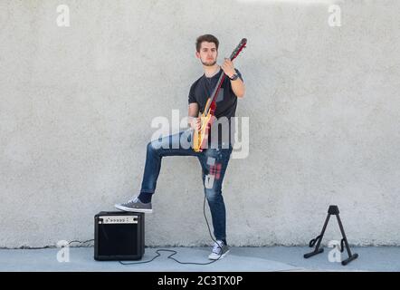 Il chitarrista suonando una chitarra elettrica Foto Stock