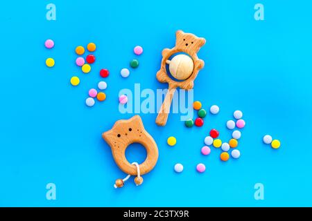 Bambini piatto con giocattoli e caramelle su sfondo blu vista dall'alto Foto Stock