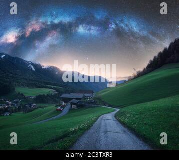 Arco Via Lattea sulla strada rurale di montagna in estate in Italia Foto Stock