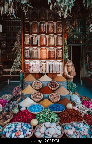 Selezione di spezie su un tradizionale mercato marocchino () souk di Marrakech, Marocco Foto Stock