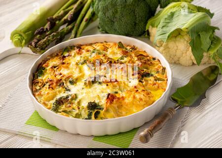 Casseruola di broccoli, cavolfiore e asparagi con uova e formaggio, piatto dietetico del keto. Foto Stock