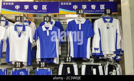 Le uniformi scolastiche per gli studenti delle scuole primarie e medie sono in vendita a walmart. A Shenzhen, Cina. Foto Stock