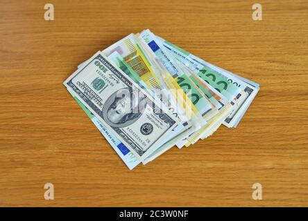 Banconote in dollari americani e in euro sul tavolo Foto Stock
