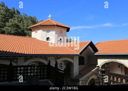 Tetto di piastrelle del monastero di Kykkos in Troodos montagne, Cipro Foto Stock