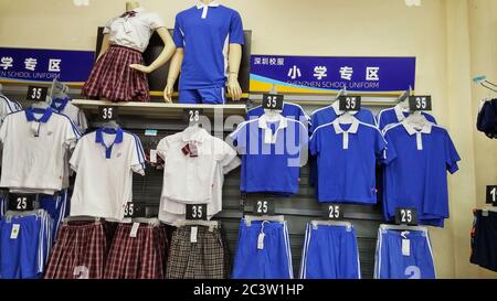 Le uniformi scolastiche per gli studenti delle scuole primarie e medie sono in vendita a walmart. A Shenzhen, Cina. Foto Stock