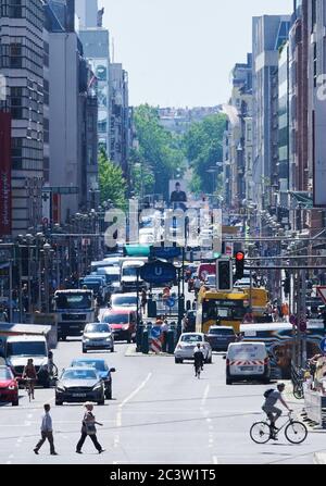 Berlino, Germania. 22 Giugno 2020. Auto, autobus, camion, ciclisti e pedoni condividono la Friedrichstraße completa a pranzo. Credit: Annette Riedl/dpa/Alamy Live News Foto Stock