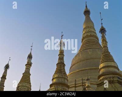 dh Shwedagon Pagoda tempio YANGON MYANMAR Buddhista Golden templi Grande Dagon Zedi Daw burmese foglia d'oro stupa Foto Stock