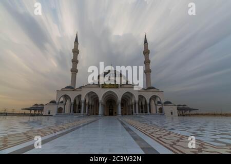 Moschea di Sharjah sotto il cielo nuvoloso a Sharjah, Emirati Arabi Uniti Foto Stock