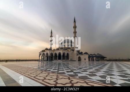 Moschea di Sharjah sotto il cielo nuvoloso a Sharjah, Emirati Arabi Uniti Foto Stock