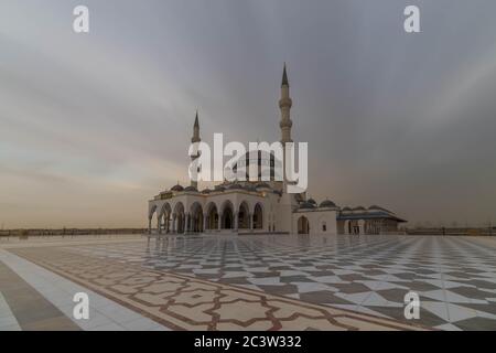 Moschea di Sharjah sotto il cielo nuvoloso a Sharjah, Emirati Arabi Uniti Foto Stock