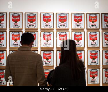 Museum of Modern Art, o MoMA, Manhattan, New York, Stati Uniti d'America - Campbell's Soup Cans, l'opera d'arte di Andy Warhol. Famoso artista pop. Foto Stock