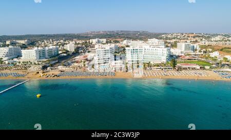 Vista aerea dall'alto della spiaggia di Sunrise all'albero di Fig a Protaras, Paralimni, Famagosta, Cipro. La famosa attrazione turistica baia di famiglia con SA dorata Foto Stock