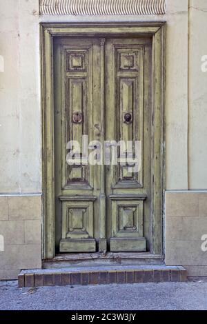 Bella grande e vecchia porta di legno nella vecchia strada della città conservata. Foto Stock