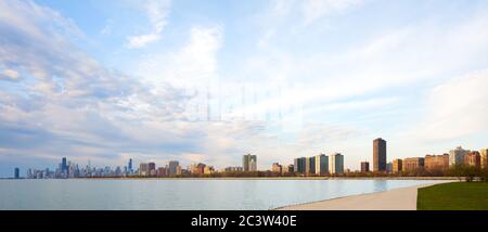 Appartamenti edifici nel lungomare di Montrose Harbour e skyline della città di Chicago all'alba, Illinois, Stati Uniti. Foto Stock