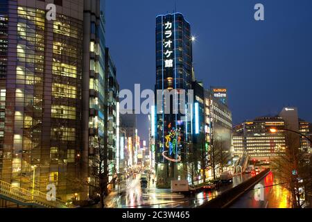 Shinjuku, Tokyo, Kanto Region, Honshu, Giappone - Vista delle cosce sotto la pioggia del distretto di Shinjuku. Foto Stock