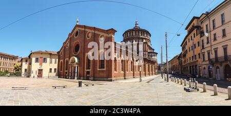 Panorama dell'esterno della Chiesa di Santa Maria delle grazie, dove si trova l'affresco dell'ultima cena di Leonardo da Vinci, Milano, Italia Foto Stock