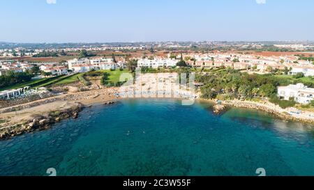 Veduta aerea dall'alto della spiaggia di Sirena a Protaras, Paralimni, Famagosta, Cipro. La famosa attrazione turistica della baia di Sirina con lettini, sabbia dorata, Foto Stock