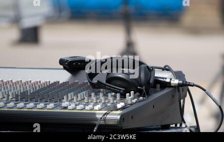 Mixando la scrivania e le cuffie in un concerto live all'aperto Foto Stock