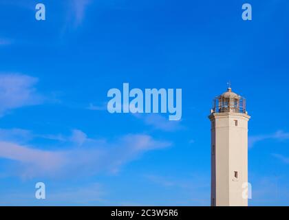 faro bianco a punta di piccione con cielo blu in una giornata di sole Foto Stock