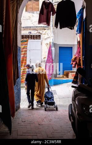 Marocco, Tangeri: Atmosfera in un vicolo della medina. Famiglia in un vicolo Foto Stock