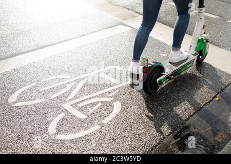 ILLUSTRAZIONE - 17 settembre 2019, Amburgo: Al tema Service report del 22 giugno 2020: È vero: Gli e-scooter appartengono prima di tutto sulla pista ciclabile. Foto: Christin Klose/dpa-tmn Foto Stock