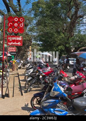 dh Thanlyin Myo ma mercato YANGON MYANMAR locali birmano mercati motociclistici moto parcheggio moto parcheggiato Foto Stock