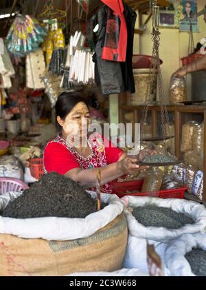 dh Thanlyin Myo ma mercato YANGON MYANMAR locali birmani ragazze Thanaka corteccia trucco panna vendita mercati Tea stalla donna persone il venditore produce le donne Foto Stock