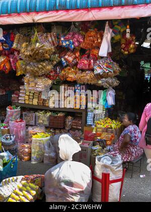 dh Thanlyin Myo ma mercato YANGON MYANMAR locale birmano donna mercati stallo venditore persone Foto Stock