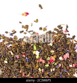 Tè Guan Yin cravatta con boccioli di rosa, frutta candita, petali di fiori di mais, isolato su sfondo bianco. Tè biologico. Vista dall'alto. Primo piano. Foto Stock