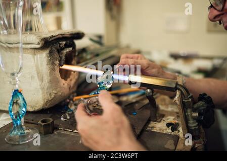 L'uomo in officina produce prodotti in vetro Foto Stock