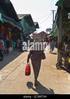 dh Thanlyin Myo ma mercato YANGON MYANMAR locale birmano donna trasporto del carico sulla sua testa mercati vicolo gente rurale donne mercato asiatico Foto Stock