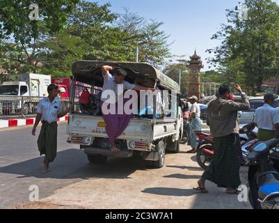 dh Burmese autobus camion YANGON MYANMAR trasporto pubblico locale persone sbarcare camion servizio di trasporto Foto Stock