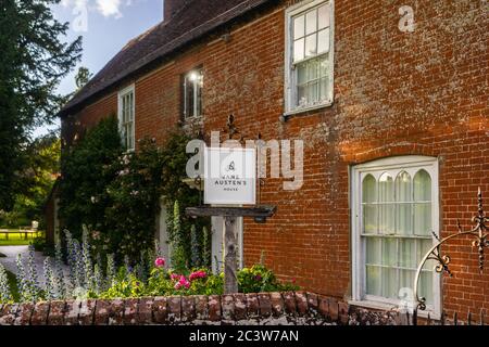 Jane Austen's House - un edificio storico di grado i dove Jane Austen visse la maggior parte della sua vita, situato nel pittoresco villaggio di Chawton, Inghilterra, Regno Unito Foto Stock