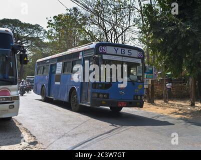 dh birmano blu autobus YANGON MYANMAR locale asiatico rurale servizio di trasporto pubblico viaggio asia Foto Stock