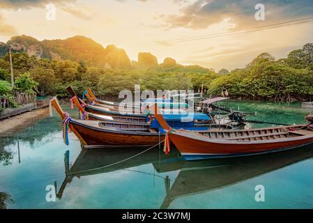 Barche tradizionali a coda lunga sulla laguna blu nella regione di Krabi in Thailandia in estate Foto Stock