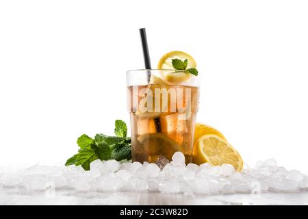 Bevanda a base di tè freddo con limone in vetro e ghiaccio su tavolo di legno bianco Foto Stock