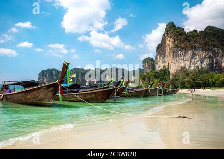 Barche tradizionali sulla spiaggia di Railay sulla costa della regione di Krabi in estate vacanza, Thailandia Foto Stock