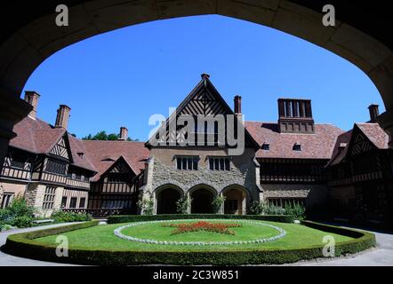 22 giugno 2020, Brandeburgo, Potsdam: La Corte d'onore con la rotonda del prato del Palazzo Cecilienhof nel nuovo Giardino. Dalla Conferenza di Potsdam, nell'agosto 1945, sul prato è stata piantata una stella sovietica a cinque punte di fiori rossi. Foto: Soeren Stache/dpa-Zentralbild/ZB Foto Stock