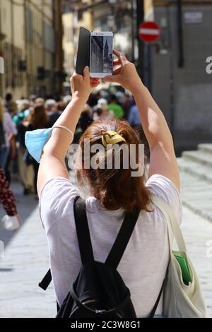 Turismo nelle strade di firenze fotografando con cellulare, Firenze, Toscana, Italia Foto Stock