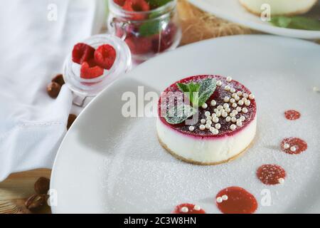 composizione di dessert su sfondo chiaro. Torte con frutta e una tazza di tè Foto Stock