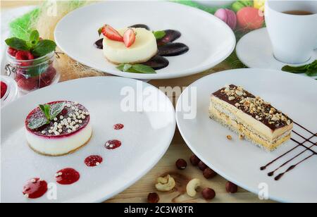 composizione di dessert su sfondo chiaro. Torte con frutta e una tazza di tè Foto Stock